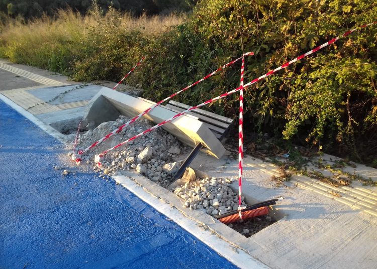 ΠΥΡΓΟΣ – ΑΓ. ΙΩΑΝΝΗΣ: Ξηλώνουν τα τσιμεντένια παγκάκια και βάζουν κάδους στην λωρίδα τυφλών!!!