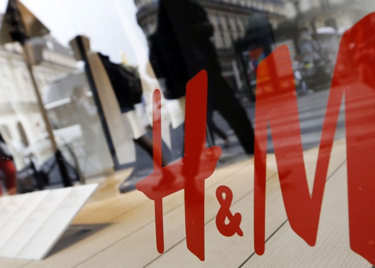 «Κανόνι» στα H&M: Θα απολύσουν 1.500 υπαλλήλους