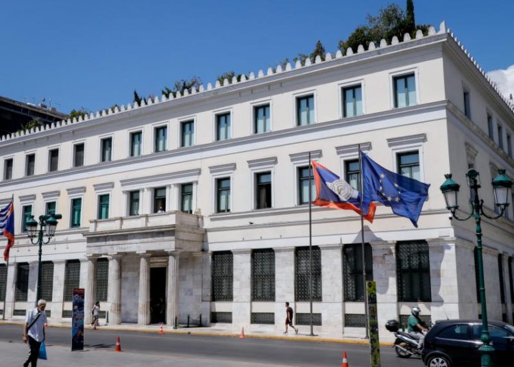 Προεκλογικά κυβερνητικά “δωράκια” σε δημάρχους και δημοτικούς συμβούλους