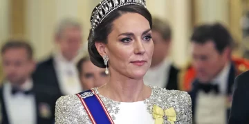 Στην πρώτη της επίσημη εμφάνιση ως πριγκίπισσα η Κέιτ Μίντλετον τίμησε την Νταϊάνα και επισκίασε την Καμίλα