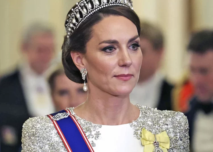 Στην πρώτη της επίσημη εμφάνιση ως πριγκίπισσα η Κέιτ Μίντλετον τίμησε την Νταϊάνα και επισκίασε την Καμίλα