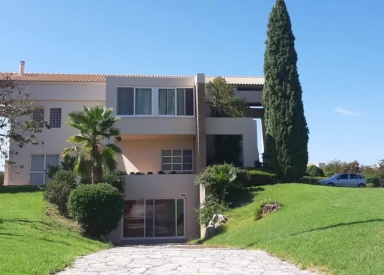 Η χήρα του βιομήχανου Καρέλια: «Η περίεργη συμπεριφορά Αντώνιου και πρεσβυτέρας όταν δωρίσαμε ακίνητο στην Καλαμάτα»