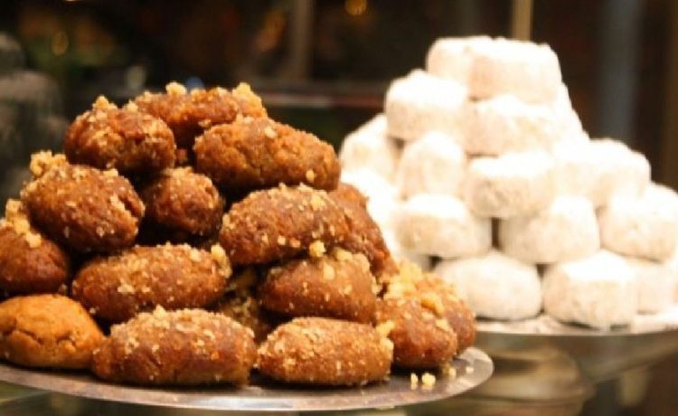 Χριστούγεννα: «Πίκρα» με τις τιμές σε μελομακάρονα και κουραμπιέδες – Έφτασαν τα 14,90 το κιλό