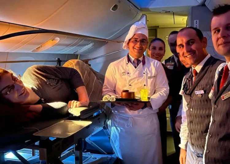 Η πιο ψηλή γυναίκα στον κόσμο ταξίδεψε για πρώτη φορά με αεροπλάνο – Δείτε φωτογραφίες