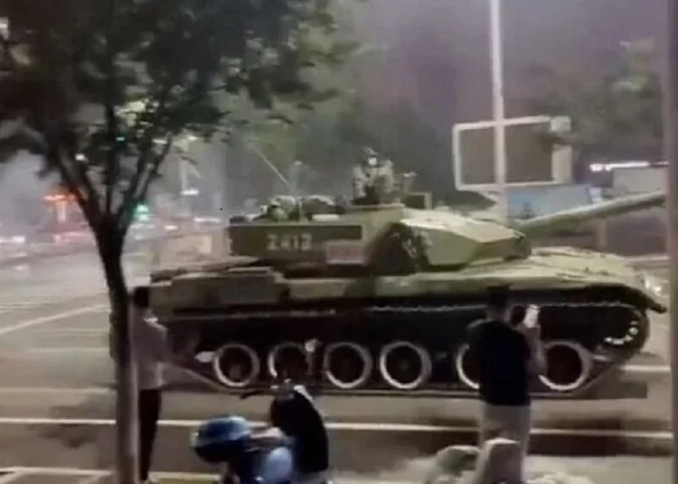 Διαδηλώσεις στην Κίνα: Τανκς στους δρόμους «ξυπνούν» μνήμες… Τιεν Αν Μεν – Δείτε βίντεο