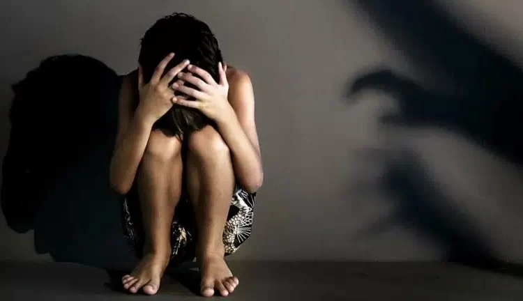 Πετράλωνα: Πατέρας βίαζε τα παιδιά του – Οργάνωνε πάρτι οργίων – Καταγγελία πως συμμετείχε και θείος των ανήλικων