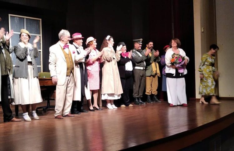 Ο «Φον Δημητράκης»: Μια έξοχη, προσεγμένη παράσταση στο θέατρο “ΑΠΟΛΛΩΝ”