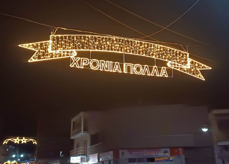 Στα γιορτινά «ντύνεται» ο Πύργος