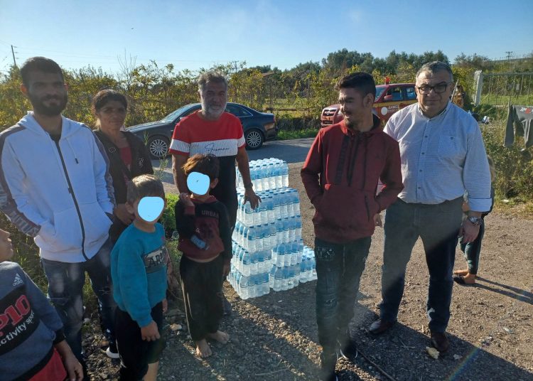 Διανομή φρούτων στη ΔΕΥΑΠ και νερών σε καταυλισμούς Ρομά
