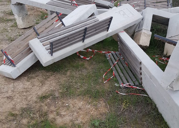 ΔΡΟΜΟΣ ΠΥΡΓΟΣ-ΑΓΙΟΣ ΙΩΑΝΝΗΣ: Ξηλώθηκαν τα τσιμεντένια παγκάκια! Ποιος πληρώνει την ζημιά;