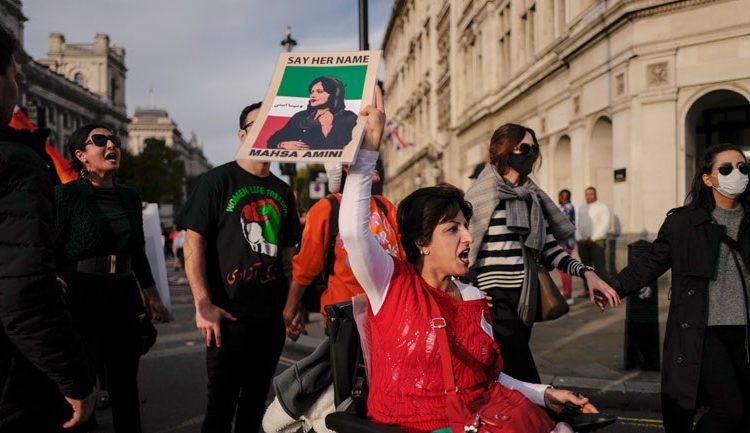 Υποχωρούν οι Αγιατολάχ του Ιράν