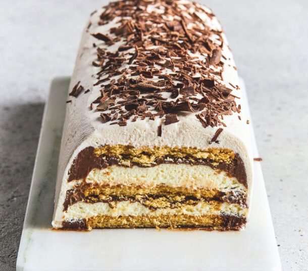 Μπισκοτογλυκό με σοκολάτα, κρέμα και λικέρ βύσσινο