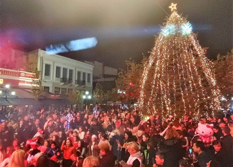 Ο Πύργος έλαμψε στην φαντασμαγορική φωταγώγηση του χριστουγεννιάτικου δέντρου – Άνοιξε ο κύκλος των εορταστικών εκδηλώσεων του Δήμου