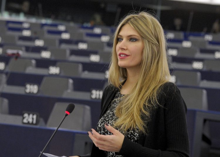 Η Ευα Καϊλή ερευνάται για σκάνδαλο διαφθοράς στο Ευρωπαϊκό Κοινοβούλιο – Τέθηκε εκτός ΠΑΣΟΚ