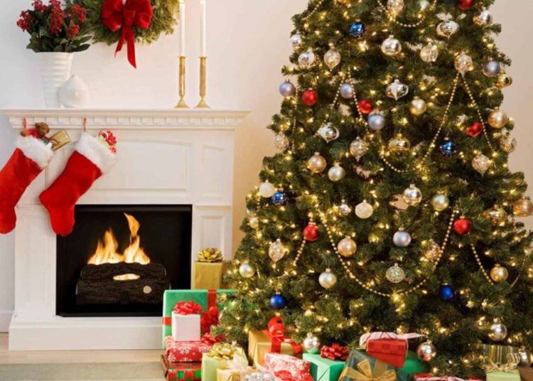 “Ακριβά μου Χριστούγεννα”: Πόσο “φουσκώνουν” τον λογαριασμό ρεύματος τα λαμπιόνια