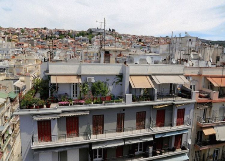 Γονικές παροχές και δωρεές χρημάτων: Τι αλλάζει από την Πρωτοχρονιά για τις δηλώσεις