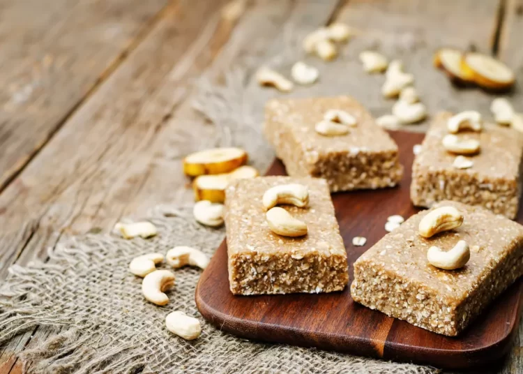 Πώς να φτιάξετε εύκολες μπάρες για πρωινό με μόλις 4 υλικά