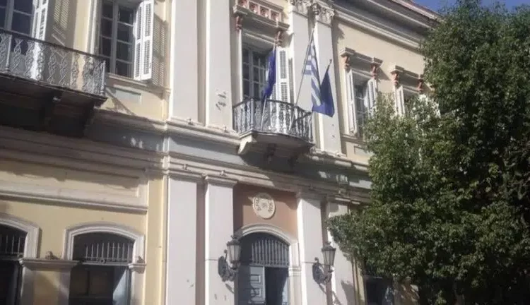 Πάτρα: Υπερωρίες για τις… διακοπές της! – Αναταραχή στο Δήμο με βεβαιώσεις αλλά «Σπυράκη»