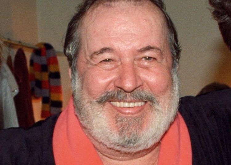 Ο Δημήτρης Παπαμιχαήλ ανάμεσα στις δύο συζύγους του, Αλίκη Βουγιουκλάκη και Νανά Ειλικρινή -Η σπάνια φωτό