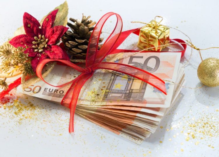 Πότε θα πάρουν το Δώρο Χριστουγέννων μισθωτοί και άνεργοι – Τα ποσά που θα λάβουν οι δικαιούχοι