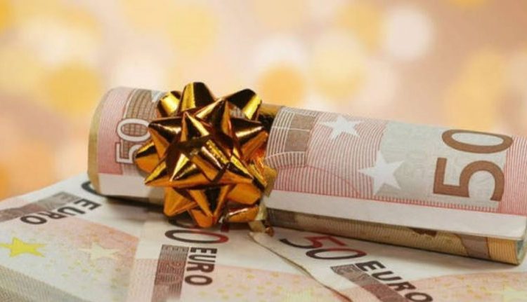 «Βροχή» από επιδόματα πριν από τις γιορτές: Από 42 έως και 1.600 ευρώ – Ποιοι θα τα λάβουν