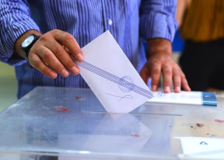 Έρχεται ο νόμος για την απαγόρευση «καθόδου» Κασιδιάρη