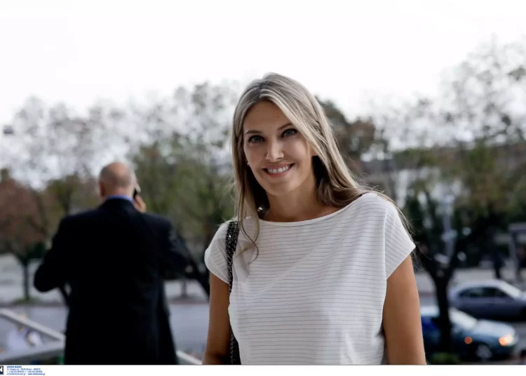 Εύα Καϊλή: Βρέθηκαν σακούλες με χρήματα σπίτι της – Πέρασε τη νύχτα στο κρατητήριο