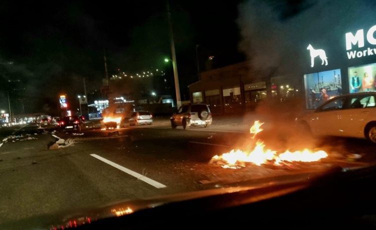 Έκρυθμη η κατάσταση στην Αθηνών – Κορίνθου από ομάδες Ρομά – Έκλεισαν την Πατρών – Πύργου