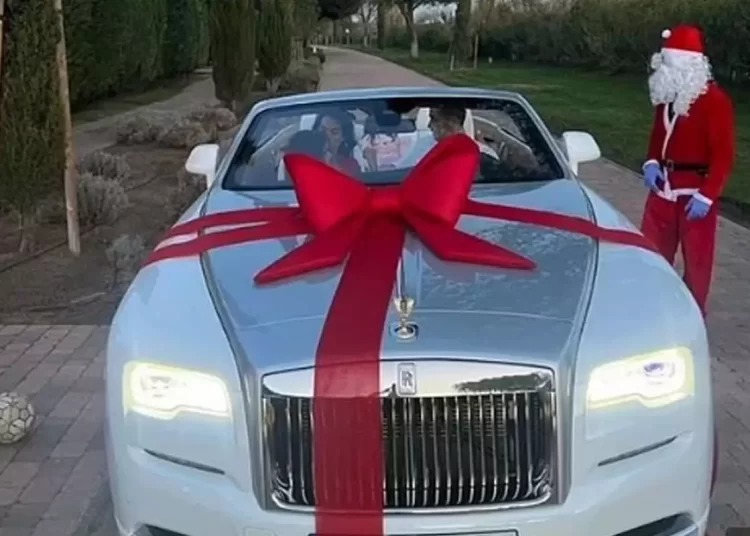 Η Χεορχίνα έκανε χριστουγεννιατικό δώρο στον Κριστιάνο Ρονάλντο μία Rolls Royce