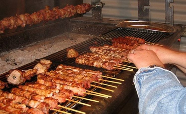 Ακρίβεια: «Χτύπησε» και τα σουβλατζίδικα – Κλείνουν το ένα μετά το άλλο