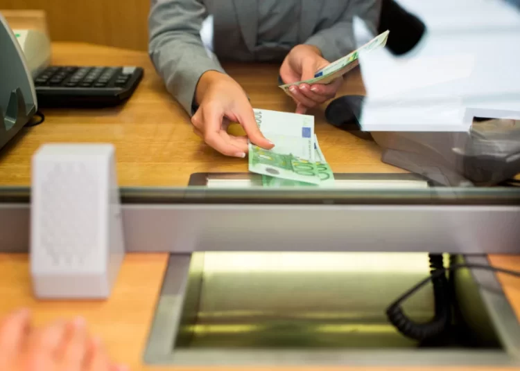 Τραπεζικό «μαχαίρι» στις προμήθειες: Ποιες καταργούνται και ποιες μειώνονται