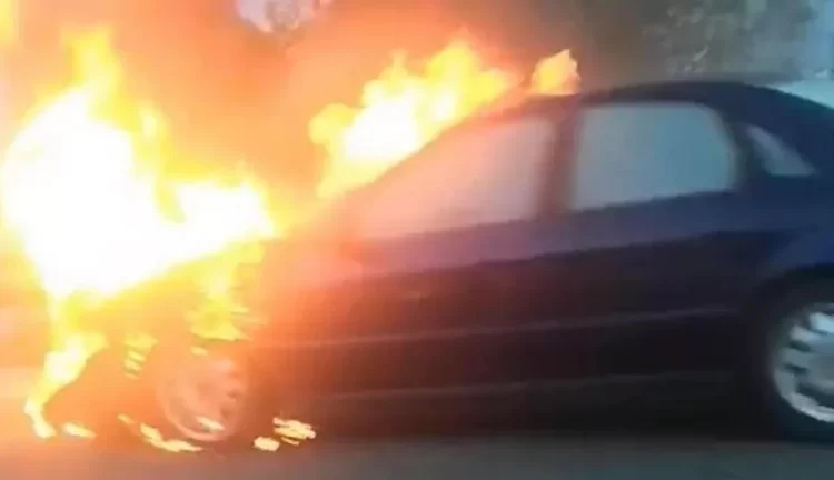 Τυλίχθηκε στις φλόγες αυτοκίνητο στην Αθηνών-Κορίνθου – Διακόπηκε η κυκλοφορία ΒΙΝΤΕΟ