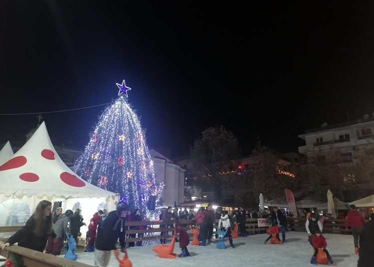 Μαγνητίζει τα βλέμματα το παγοδρόμιο στην Αμαλιάδα!