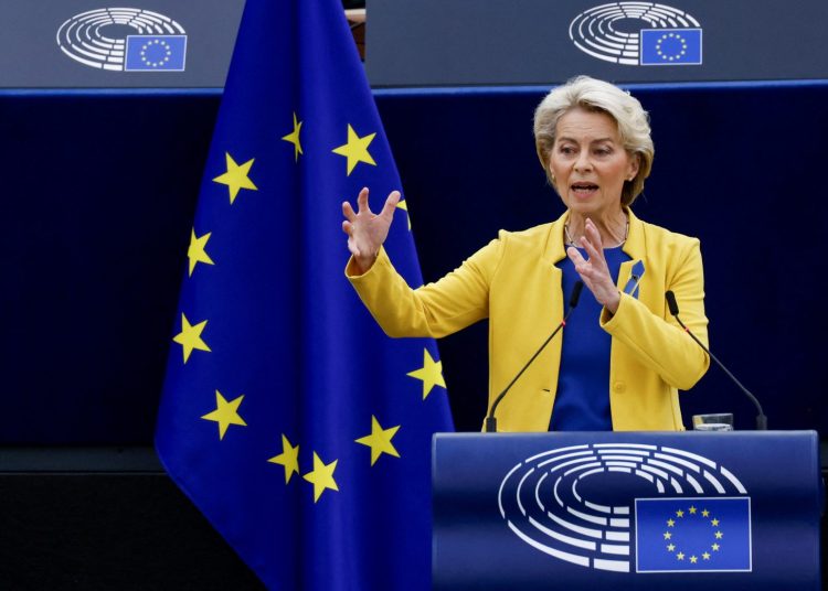 «Βρέχει» ευρώ στις Βρυξέλλες, με αυξήσεις μισθών – Πάνω από €1.000 την ημέρα για τη Φον ντερ Λάιεν