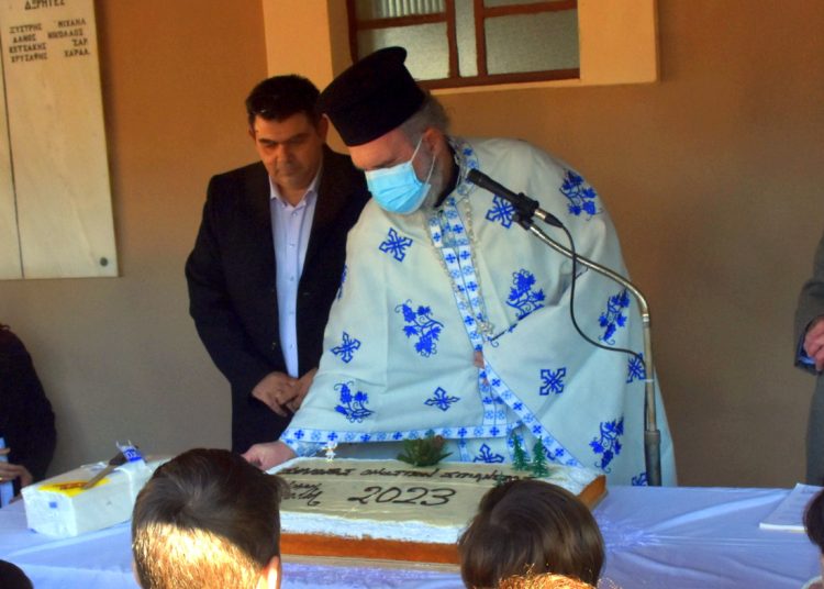 ΣΠΙΑΝΤΖΑ: 11χρονη μαθήτρια έπιασε το Σταυρό. Με Μεγαλοπρέπεια ο αγιασμός των Υδάτων στον Οικισμό