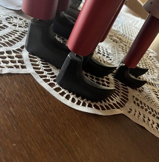 Ίδιοι ηθοποιοί ίδιοι κομπάρσοι σε διαφορετικό σκηνικό μιας αστείας παράστασης