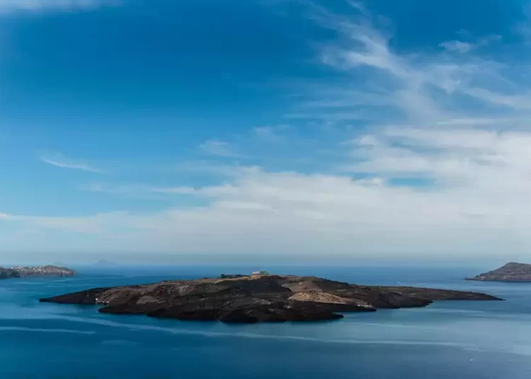 Συναγερμός στους επιστήμονες για το ηφαίστειο της Σαντορίνης: Ανησυχία για καταστροφική έκρηξη και τσουνάμι