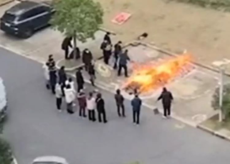 Κορονοϊός – Κίνα: Καίνε τους νεκρούς στον δρόμο