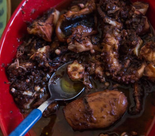 Χταπόδι σιγοψημένο μόνο με κρεμμύδια και κρασί