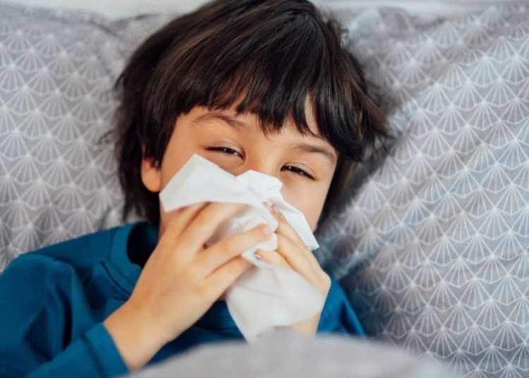 «Σαρώνει» η γρίπη στα παιδιά – Τι ισχύει με τις απουσίες στο σχολείο