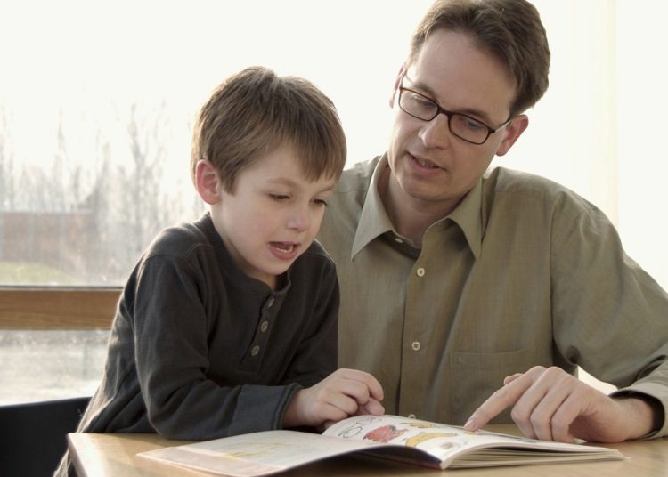 Γιατί δεν πρέπει να διαβάζετε τα παιδιά σας