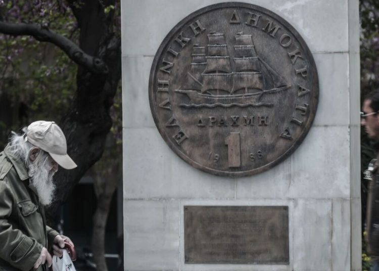 Σαν σήμερα: 10 Ιανουαρίου – Όταν οι Έλληνες έγιναν κατά 15,5% «φτωχότεροι» σε μια μέρα