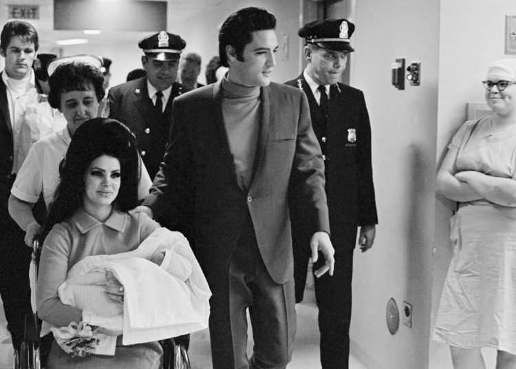 Λίζα Μαρί Πρίσλεϊ: Η ζωή της σε φωτογραφίες – Από μωρό στην αγκαλά του Έλβις μέχρι σήμερα