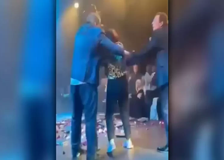 Αντύπας: Δέχτηκε επίθεση από θαμώνα στη σκηνή την ώρα που τραγουδούσε «Είμαι στα χάι μου»