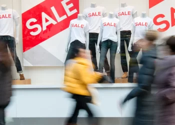 Αρχίζουν Δευτέρα οι χειμερινές εκπτώσεις: Ποια Κυριακή θα είναι ανοιχτά