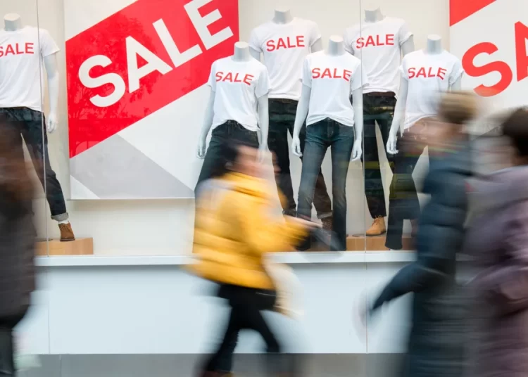 Αρχίζουν Δευτέρα οι χειμερινές εκπτώσεις: Ποια Κυριακή θα είναι ανοιχτά