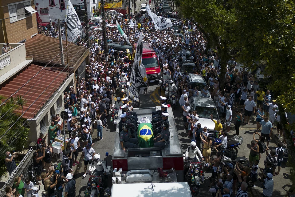 Τελευταίο «αντίο» στον Πελέ - Χιλιάδες κόσμου στους δρόμους για να αποχαιρετίσουν τον «βασιλιά»- Παγκόσμια συγκίνηση για τον θρύλο του ποδοσφαίρου (Photos)
