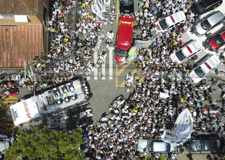 Τελευταίο «αντίο» στον Πελέ -Πλήθος κόσμου στους δρόμους για να αποχαιρετίσει τον «βασιλιά»