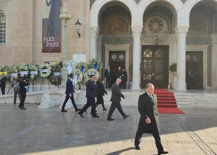 Κηδεία τέως Βασιλιά Κωνσταντίνου: Γιούχαραν τον Παναγιώτη Πικραμμένο και την Λίνα Μενδώνη