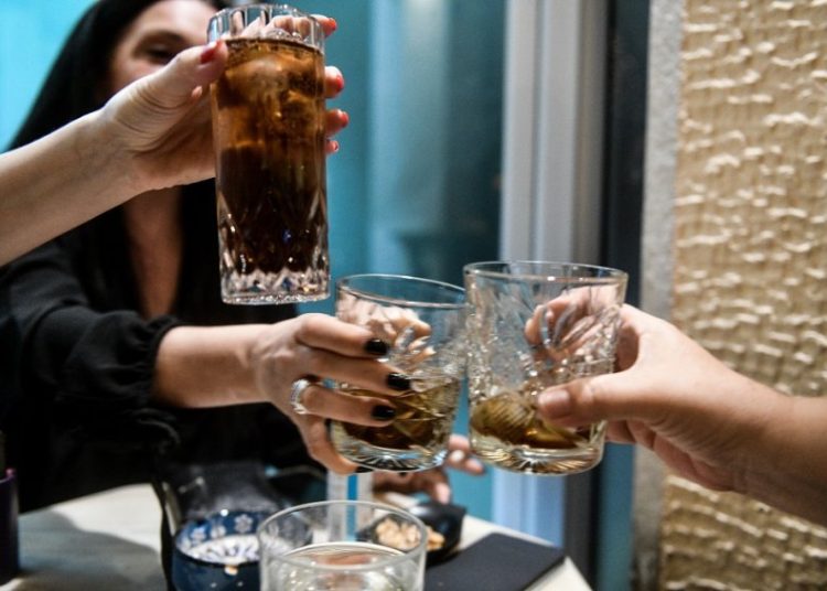 ΥΠΕΣ: Θα σφραγίζονται καταστήματα για αυθαίρετες καταλήψεις δημοσίων χώρων με τραπεζοκαθίσματα